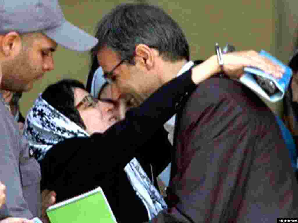 بازداشت نسرین ستوده از وقایع سال ۱۳۸۹ بود اما در هشتم خرداد ماه امسال عکسی که از بوسه او و همسرش پس از نخستین جلسه دادگاه منتشر شد، از خبرسازترین عکس‌های بهار ۱۳۹۰ بود.