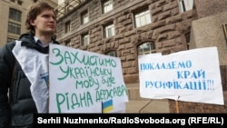 Єгор Гуськов на пікеті біля Київради на підтримку проекту рішення про застосування української мови у сфері обслуговування, 2017 рік