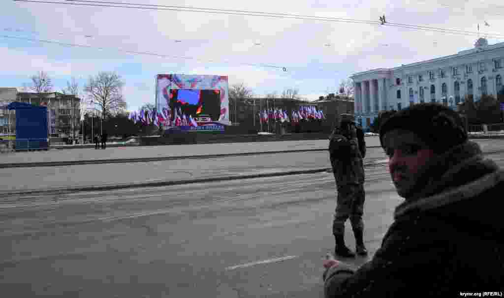 Огороженная забором и оцепленная силовиками и самообороной площадь Ленина перед началом концерта.