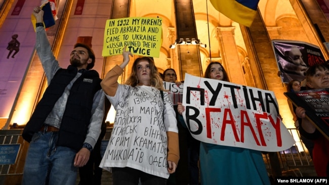 Демонстрация возле парламента Грузии против вооруженной агрессии России по отношению к Украине. Тбилиси, 10 октября 2022