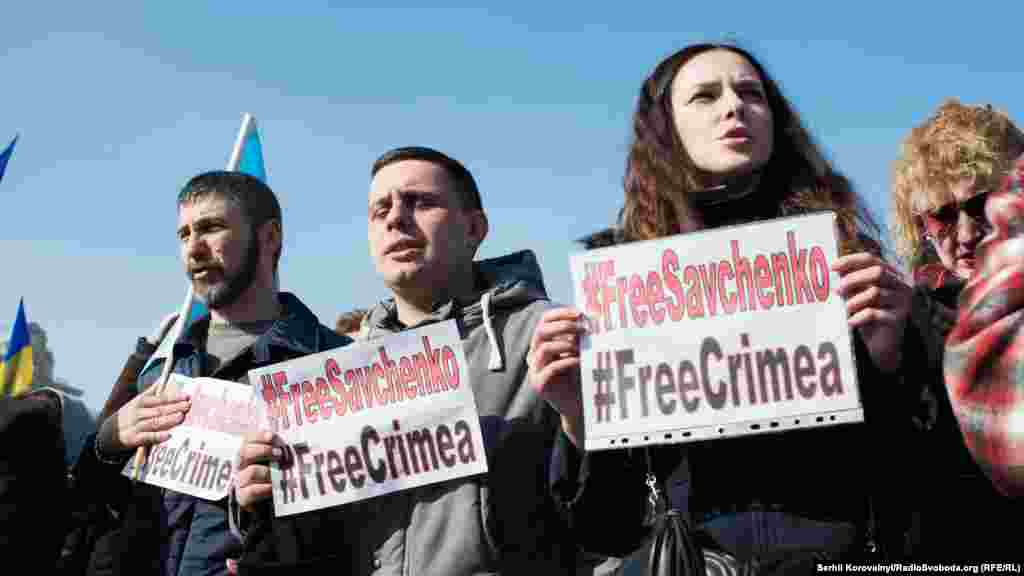 Активісти вимагали від російської влади звільнити всіх українських заручників, схід України та Крим.
