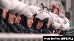 Полиция демонстрацияга көз салууда. Москва, 27-октябрь