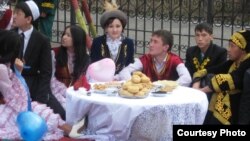 Школьники в казахских костюмах отмечают День влюблённых Козы Корпеш и Баян Сулу. Семей, 17 апреля 2012 года. Фото Татьяны Титаевой.