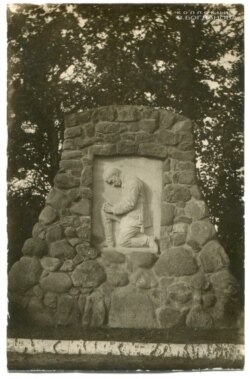 Манумэнт германскім вайскоўцам у вёсцы Камаі, 1917. Могілкі не захаваліся, на іх месцы паставілі памятны знак