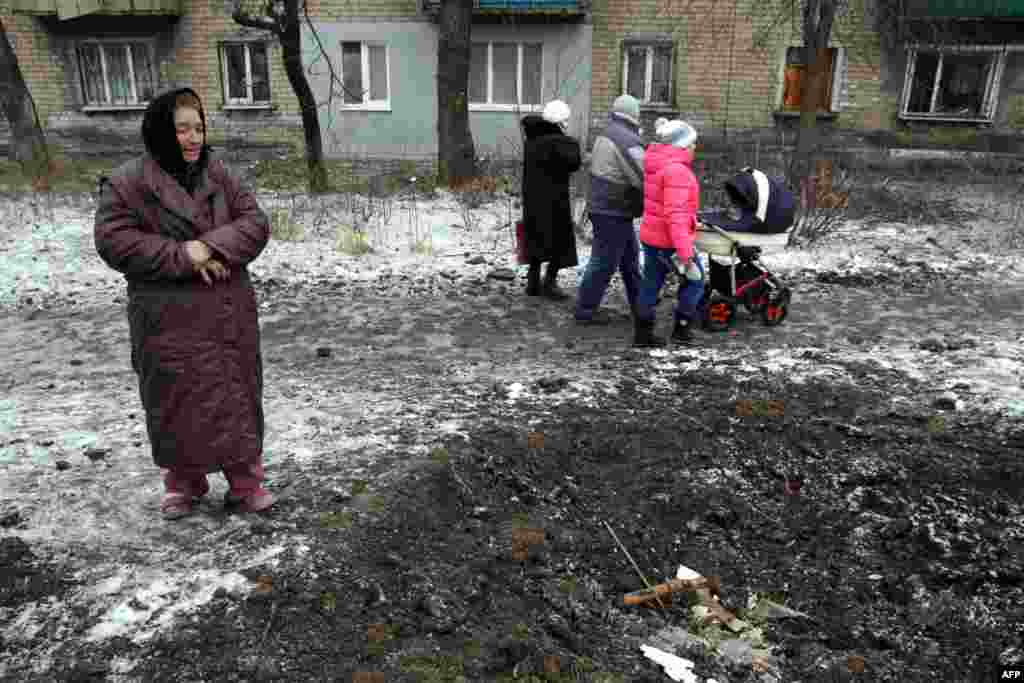 Воронка від снаряду в житловому кварталі Макіївки, Донецька область, 27 січня 2015 рок