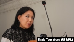Инга Иманбаева, корреспондент газеты «Ашық алаң» («Трибуна»), выступает в суде. Алматы, 23 сентября 2013 года. 