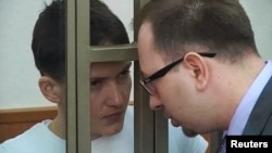 Николай Полозов и Надежда Савченко во время судебного процесса в Донецке