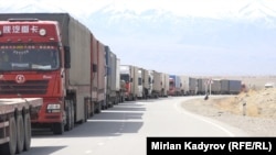 Kyrgyz truck drivers wait in long lines at the Torugart border crossing with China as pandemic controls limited cross-border trade. (file photo)