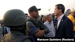 Венецуелскиот опозициски лидер Хуан Гваидо во разговор со припадници на војската денеска во Каркас 