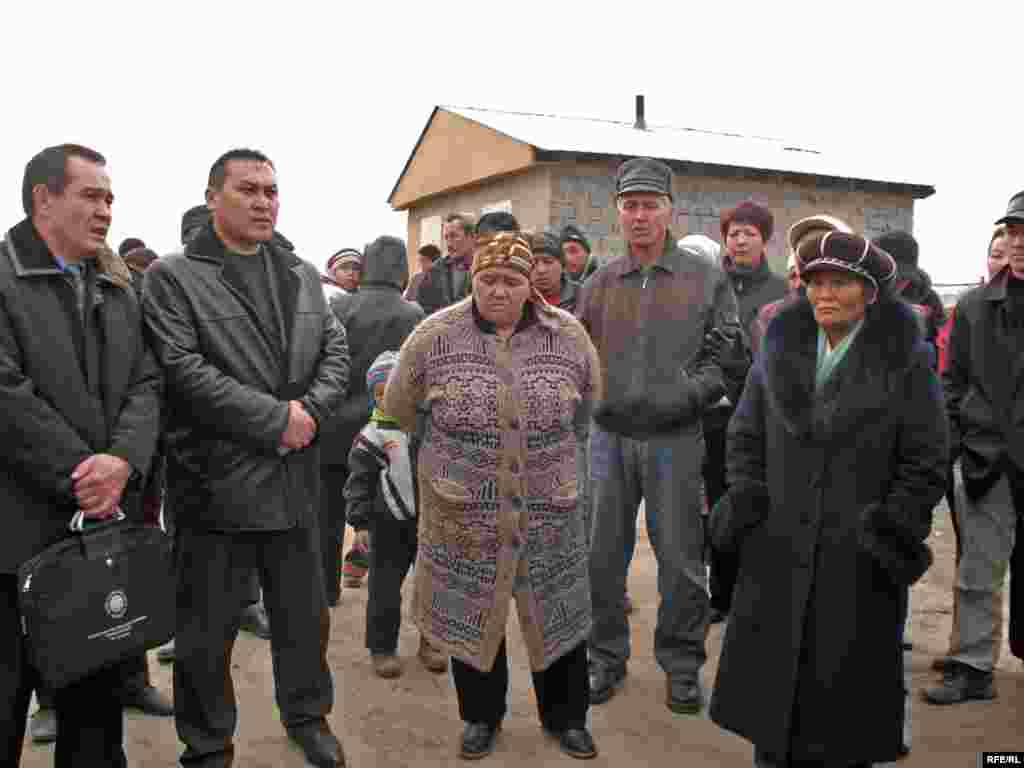 Жители поселка «Красный трудовик» протестуют против плана по сносу их домов. Алматы, 5 декабря 2008 года. - Жители поселка «Красный трудовик» протестуют против плана по сносу их домов. Алматы, 5 декабря 2008 года.