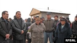 "Красный трудовик" ауданының тұрғындары өз құқықтарын қорғауға жиналды. Алматы, 5 желтоқсан 2008 ж.