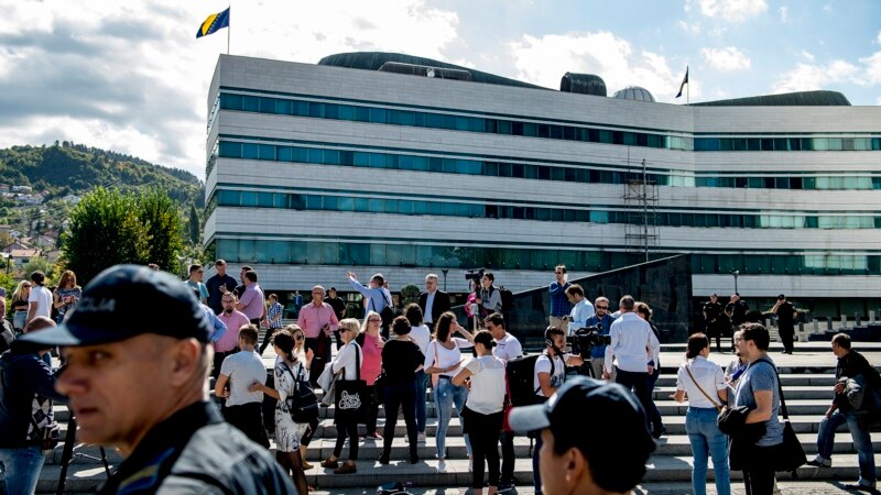 Gazetarët kërkojnë mbrojtje më të mirë pas sulmit në Radio Sarajevë