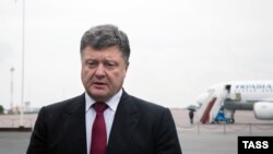 Украина президенты Петр Порошенко һава аланында Русиянең илгә гаскәр кертүен белдерә