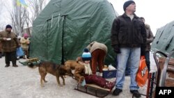 Місцеві жителі біля пункту обігріву в Авдіївці, 2 лютого 2017 року 