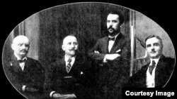 Ion Pelivan (al doilea stg.) și Daniel Ciugureanu (ultimul dr.), alături de Șt. Ciobanu și P. Halippa, în una din primele vizite la Iași în 1918 (Foto: I. Țurcanu, M. Papuc, Basarabia în actul Marii Uniri de la 191