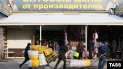 Рабочие-мигранты на уличном рынке в Москве. Иллюстративное фото. 