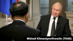 Ресей президенті Владимир Путин Қытайдың мемлекеттік Орталық радио-телевизия станциясы басшысы Шэнь Хайсюнге сұхбат беріп отыр. Мәскеу, 6 маусым 2018 жыл.