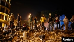 Участники акций протеста в Стамбуле на возведенной ими баррикаде