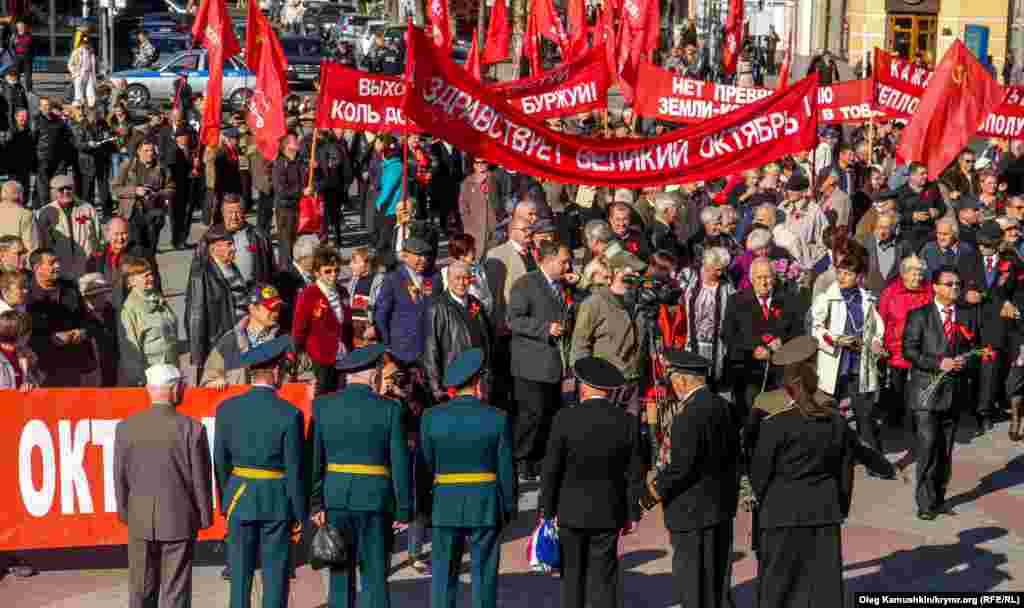 Участники шествия прибыли на площадь Ленина в Симферополе 