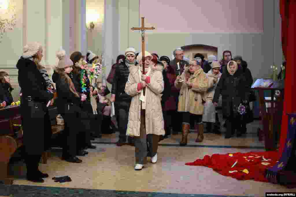 Імправізаваны крыжовы шлях у касьцёле Дзевы Марыі ў Менску