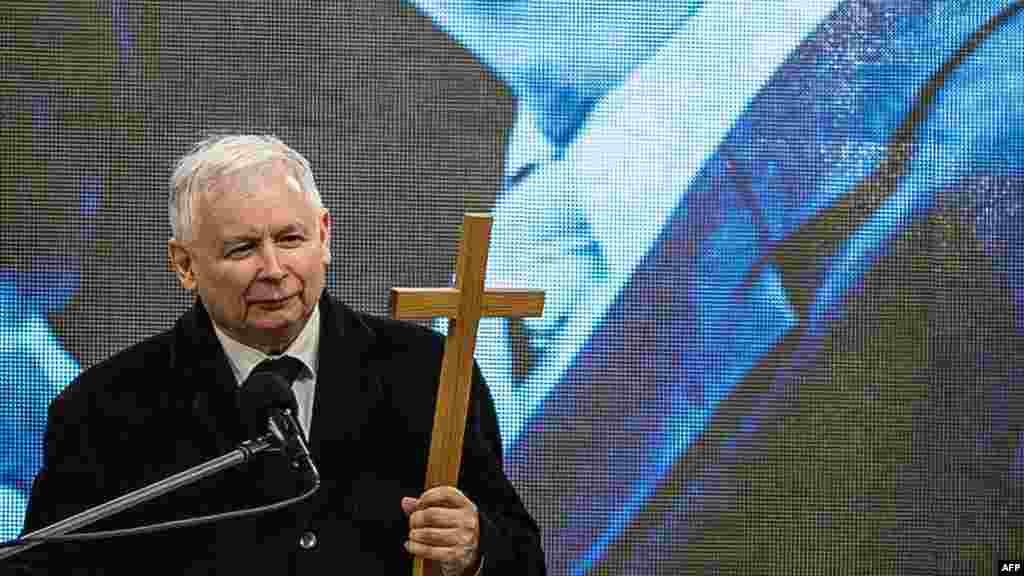 Ярослав Качиньский Глава правящей в Польше правой партии "Право и справедливость" продолжает провоцировать раскол между Востоком и Западом, открыто игнорируя протесты Брюсселя против законов, которые ограничивают независимость Конституционного суда Польши. ЕС ждет, что до конца февраля Варшава решит этот конфликт. Но Качиньский рассчитывает на поддержку союзников, с правом вето на штрафные санкции ЕС. Главный из них – премьер-министр Венгрии Виктор Орбан. Россия активно заигрывает со своими бывшими сателлитами, но Качиньский здесь как раз является препятствием: он убежден, что за катастрофой польского президентского самолета под Смоленском в 2010 году стоит Москва. Одна из жертв крушения (тогдашний президент Польши Лех Качиньский) – брат Ярослава.