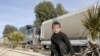 Сирийский мальчик возле колонны грузовиков с гуманитарной помощью 