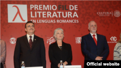 Juriul de la Guadalajara anunțînd laureatul Premiului FIL 2016 (© Cortesía FIL Guadalajara/ Jorge Barrágan)