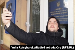 A voter takes a selfie, Dnipropetrovsk, 15 November 2015