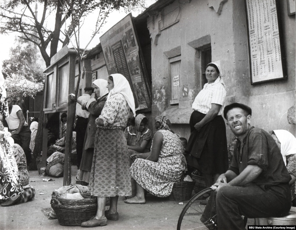 Residents of Odesa at a public transport stop in 1963.