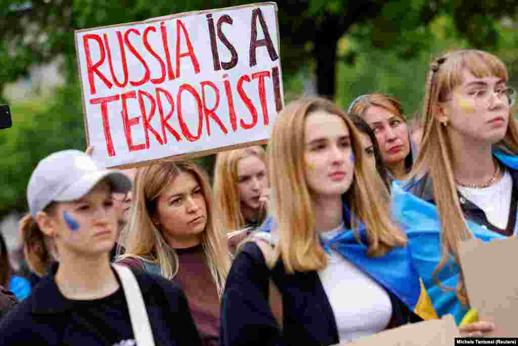 Young Ukrainians protest against Russia&#39;s invasion of their country near the chancellor&#39;s office in Berlin on July 8.