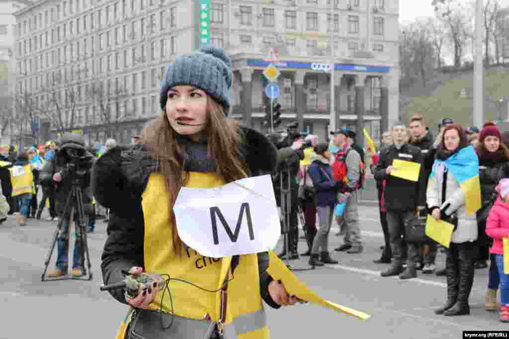  В акции приняли участие более сотни человек, среди которых были и вынужденные переселенцы с аннексированного полуострова.