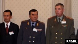 Закир Алматов (ортада) Өзбекстан ішкі істер министрі кезінде. Ташкент, 2005 жыл.