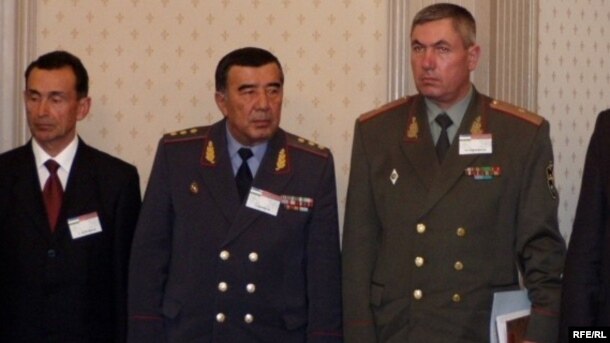 Бывший министр внутренних дел Узбекистана Закир Алматов (второй слева) был снят с должности спустя год после Андижанских событий.