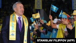 Президент Казахстана Нурлсутан Назарбаев прибывает на съезд партии "Нур Отан" через день после парламентских выборов. Астана, январь 2012 года. 