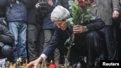 John Kerry ostavlja ruže i sveću na mestu pogibije Ukrajinaca u Kijevu