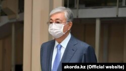 Қозоғистон президенти Қасим-Жомарт Тоқаев ҳимоя ниқобида, 2020 йил 19 майи.