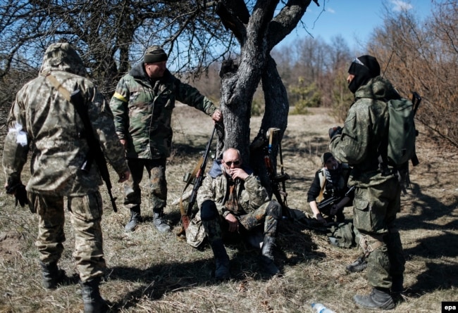Членове на доброволческия отряд "Айдар" почиват по време на обучение край Житомир, 9 април 2015 г.