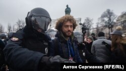 Блогер Илья Варламовду Москвада оппозициячыл саясатчы Алексей Навальныйды колдоп чыккан митингде полиция кармап баратат. 2021-жыл.