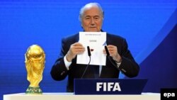 Joseph Blatter akkori FIFA-elnök 2010. december 2-án Zürichben bejelenti, hogy a 2018-as világbajnokság megrendezésére Oroszország, a 2022-esre pedig Katar pályázatát szavazta meg a FIFA végrehajtó bizottsága a legjobbnak