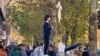 ویدا موحد، معروف به نخستین دختر خیابان انقلاب، ششم دی ۹۶ بر روی سکوی برق در خیابان انقلاب، تقاطع وصال