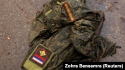 Российская военная форма (вероятно, с убитого солдата) на дороге в селе Дмитровка Киевской области, апрель 2022 года