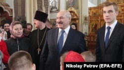 Аляксандар Лукашэнка з сынам Мікалаем на Вялікдзень у вёсцы Новыя Ляды