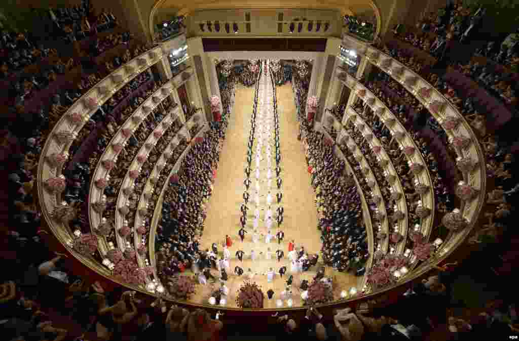 Участники ежегодного бала в Венской опере на церемонии открытия. 27 февраля.