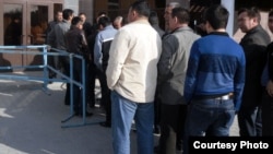 Люди стоят в очереди, чтобы войти в здание молодежного центра "Арман", где проходит суд по делу "о беспорядках в Жанаозене". Актау, 9 апреля 2012 года. Фото предоставил Андрей Цуканов, независимый блогер. 