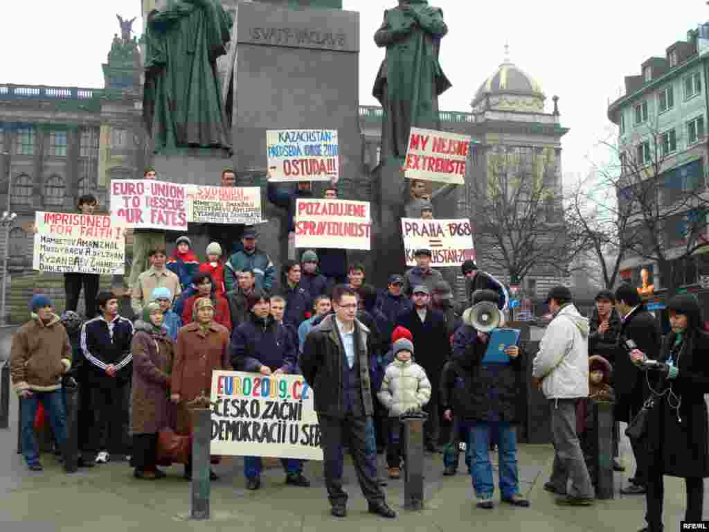 Казахские беженцы предъявили властям Чехии политические требования - В середине 1990-х годов в Западном Казахстане – Жанаозене, Актау, Атырау, в некоторых соседних областях появились общины последователей “чистого ислама”. Они не ходили в официальные мечети, но собирались, изучали религиозные книги, общались между собой, читали намаз.