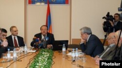 Члены единого штаба в ходе обсуждения, апрель 2012 г.