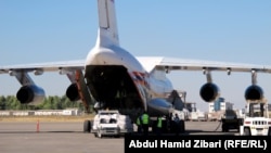 مساعدات روسية يتم تفريغها من طائرة في مطار أربيل الدولي