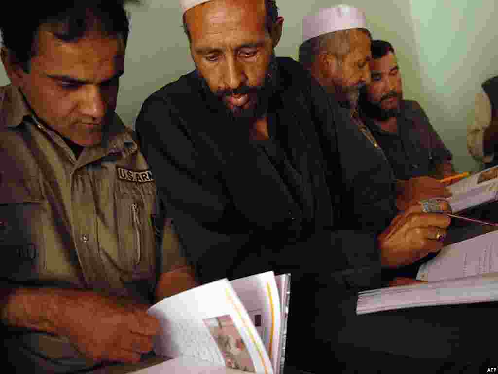 Afghanistan -- Afghan men take part in a literacy class in Kabul , 05 September 2007 - AFGHANISTAN, Kabul : Afghan men take part in a literacy class in Kabul , 05 September 2007. Afghanistan has one of the lowest rates of literacy in the world with 71% adults unable to read and write, of which 86% are women. AFP PHOTO/MASSOUD Hossaini eradication of adult literacy green03