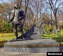 Пам’ятник українському льотчику Івана Кожедубу в Києві. Радянський військовик українського походження, льотчик-винищувач був найрезультативніший асом в авіації Антигітлерівської коаліції за весь час Другої світової війни (64 перемоги)