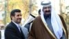 شیخ حمد بن خلیفه آل ثانی (راست) امیر قطر روز دوشنبه مورد استقبال محمود احمدی نژاد، رییس جمهور اسلامی ایران، قرار گرفت.